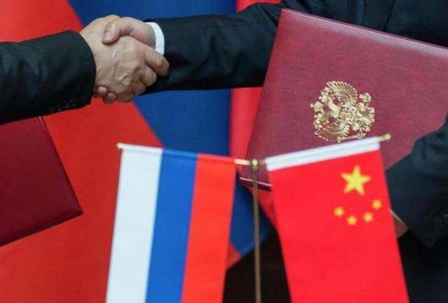 普京揭秘：人民币全球影响力飙升，多国弃美元转投人民币结算！