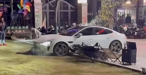 男子买新车后在群里炫耀被嘲,持刀杀害一男子后开车撞向咖啡店?警方通报