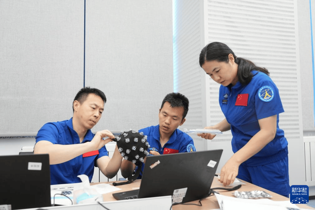 “龙马”奔腾踏九霄——记神舟十九号航天员