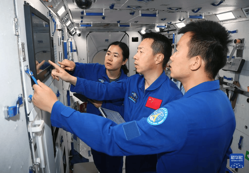 “龙马”奔腾踏九霄——记神舟十九号航天员