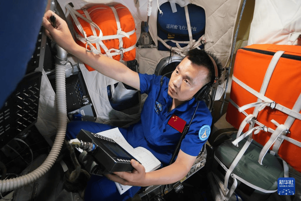 “龙马”奔腾踏九霄——记神舟十九号航天员