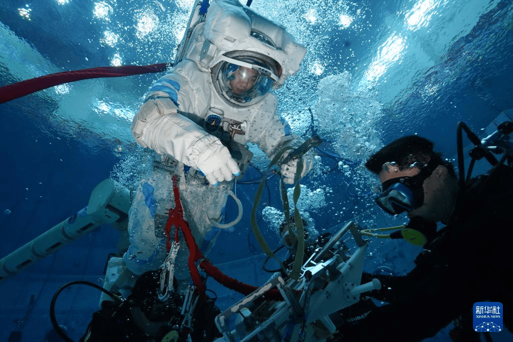 “龙马”奔腾踏九霄——记神舟十九号航天员