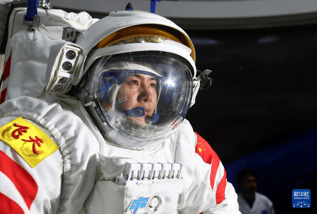 “龙马”奔腾踏九霄——记神舟十九号航天员