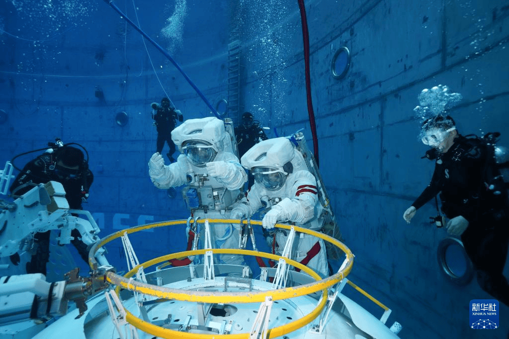 “龙马”奔腾踏九霄——记神舟十九号航天员