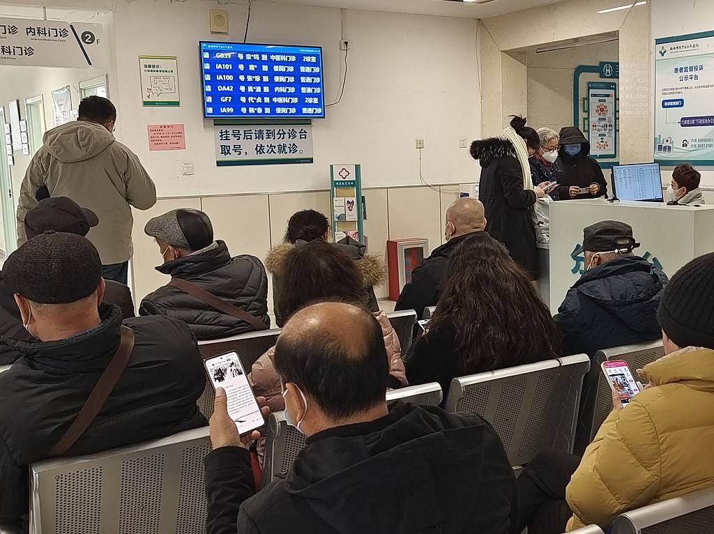 镇卫生院欠薪8个月员工集体讨薪,有些医院该考虑转型了