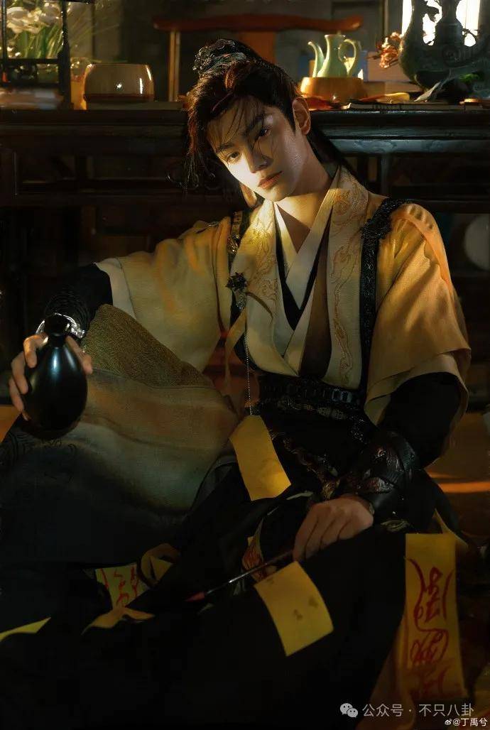 网友扒了他一圈后感慨:人怎么能老实成这样......