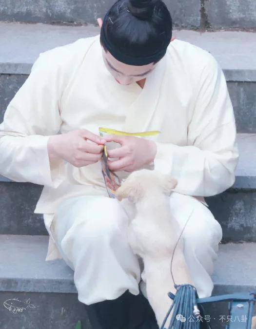 网友扒了他一圈后感慨:人怎么能老实成这样......