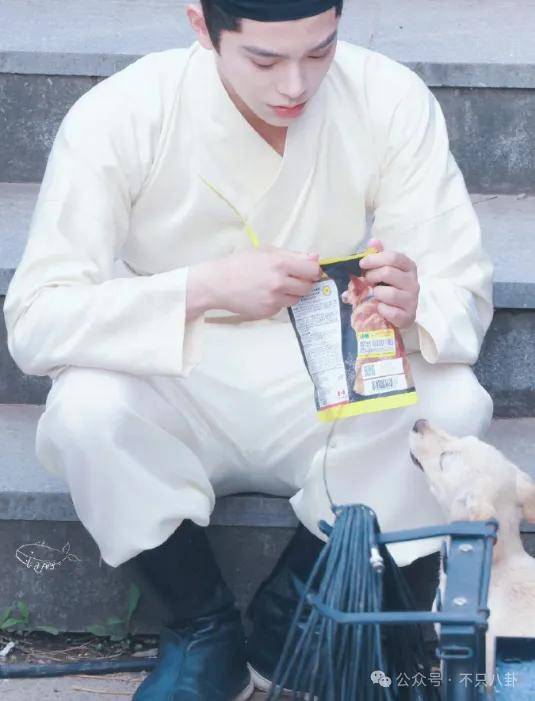 网友扒了他一圈后感慨:人怎么能老实成这样......