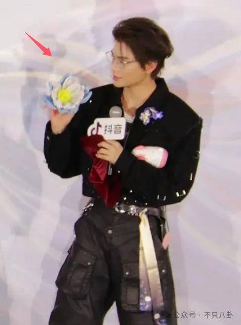 网友扒了他一圈后感慨:人怎么能老实成这样......