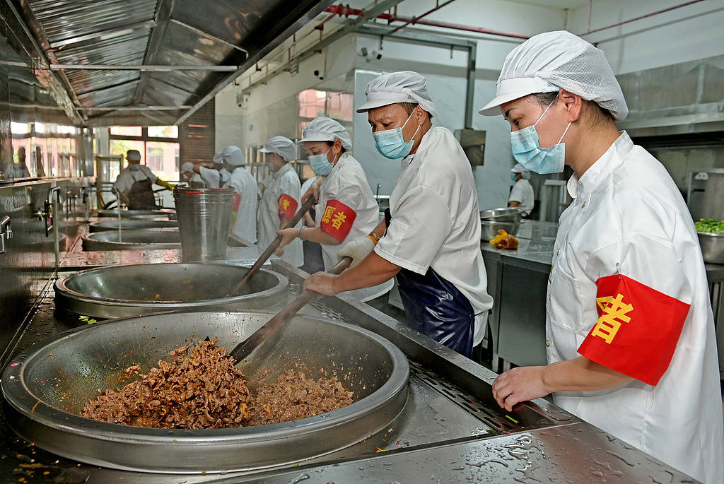 教育局局长到校园陪餐每月至少一次,别搞成形式主义