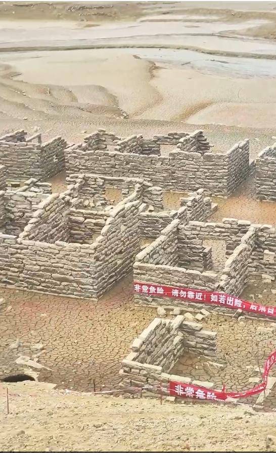 水库枯竭后惊现“古村落遗址”?当地回应:危险!别去!