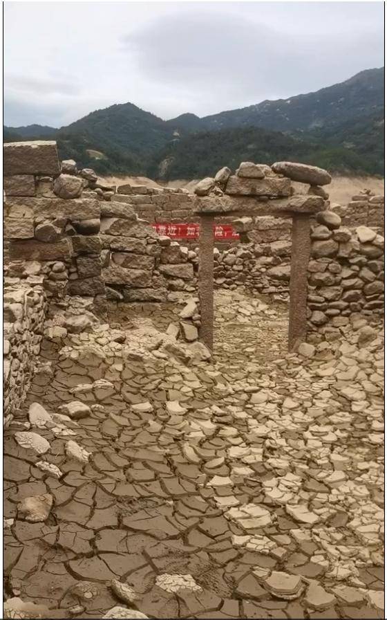 水库枯竭后惊现“古村落遗址”?当地回应:危险!别去!