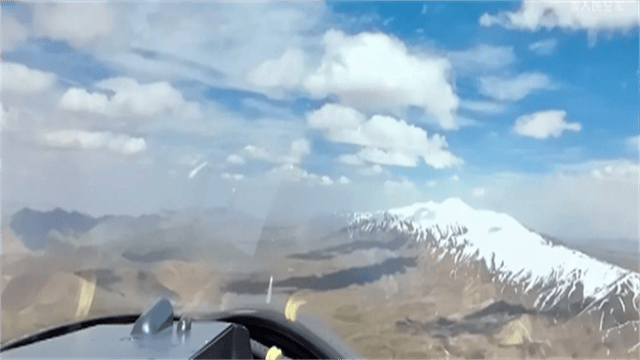 歼20一飞冲天,弹仓打开,导弹飞射而出,精准击落目标