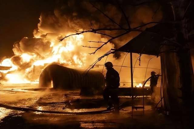 凌晨1点!俄三线大军齐出动,11种导弹袭击,宛如核爆现场