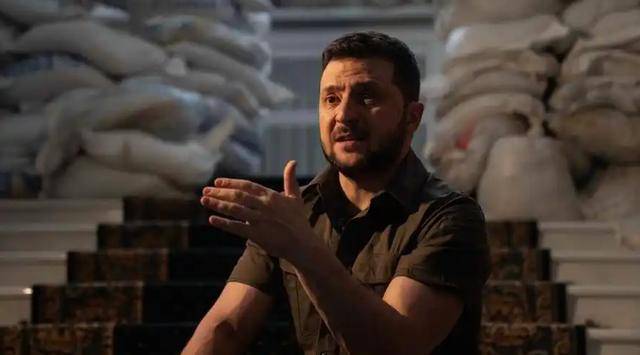 凌晨1点!俄三线大军齐出动,11种导弹袭击,宛如核爆现场