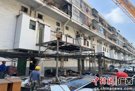 南宁市江南区依法拆除一自建房屋后私接违建 提升居住环境