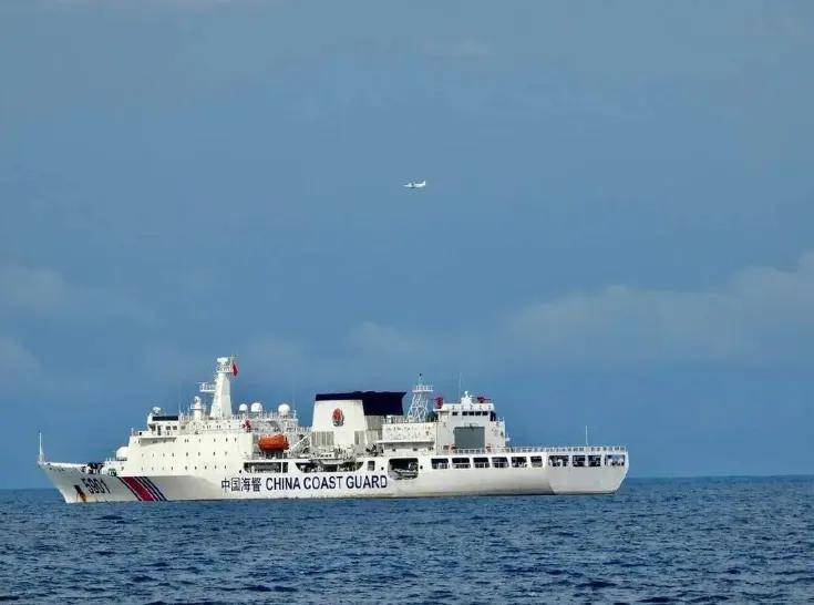 南海进入混合战，菲引发众怒，马来西亚打反击战