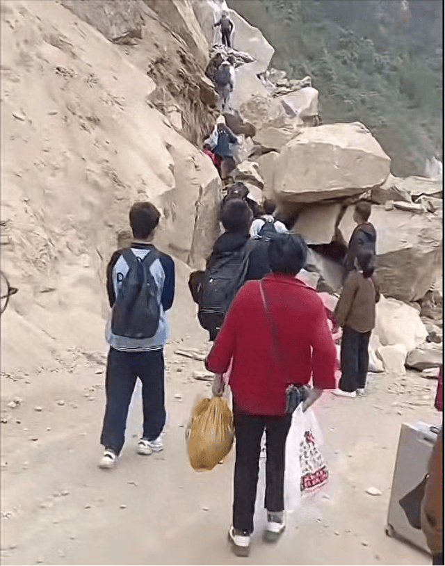 学生攀爬堵路巨石上学令人揪心,当地回应:系道路施工偶发特殊状况