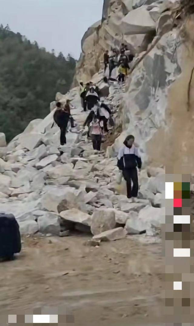 学生攀爬堵路巨石上学令人揪心,当地回应:系道路施工偶发特殊状况