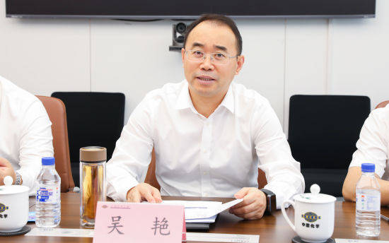 王成华与江西省乐平市委副书记、市长吴艳座谈交流