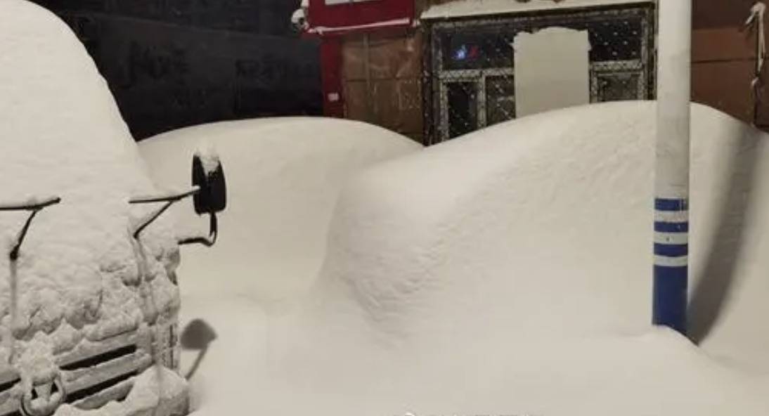 直击黑龙江鹤岗降雪:已破纪录,最大积雪深48厘米