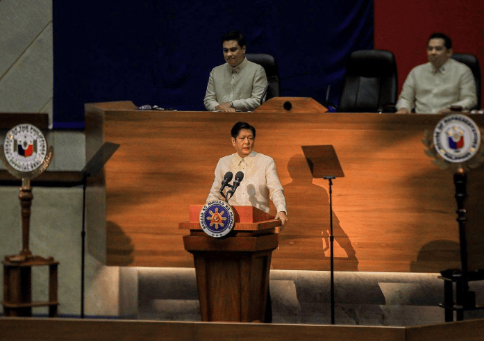 菲律宾政坛一夜变天,16万菲军突然站队,杜特尔特关键时刻重新出山