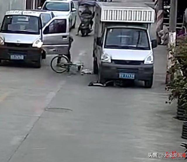 男孩骑单车遭遇“开门杀”,摔倒后又被小货车碾压 广东汕头有关部门:及时送医,无生命危险
