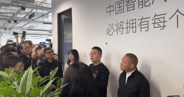 极越“闪崩”北京门店均关门，夏一平推责，百度董事隐身“不接电话”，5000员工陷困境