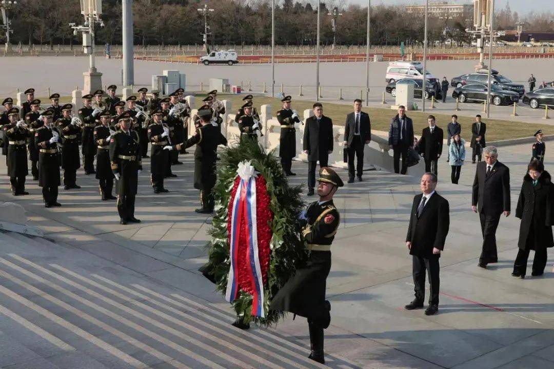 梅德韦杰夫访华震动国际,美国离间计恐再遇挫!中俄关系已成全球稳定基石