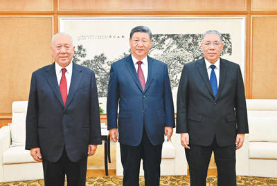 习近平会见何厚铧和崔世安