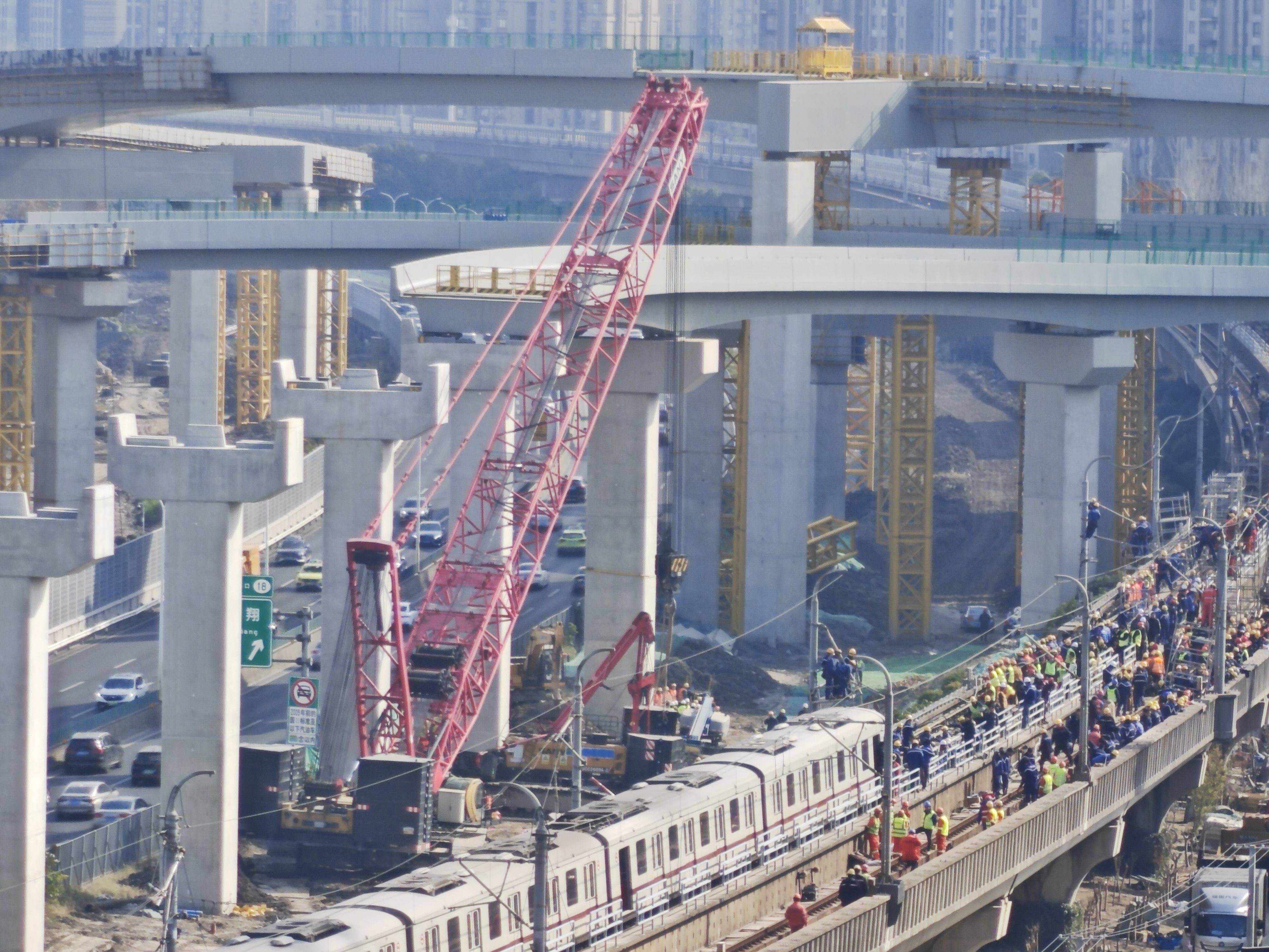 上海地铁11号线遭塔吊侵入：损失暂无法统计，恐影响下周早高峰