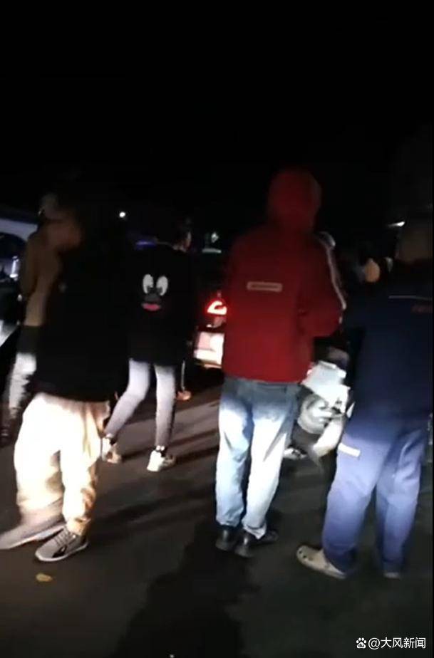 海南陵水民警果断开枪击毙乱冲乱撞伤人疯牛，当地政府提醒：碰到疯牛最好躲开或立即报警