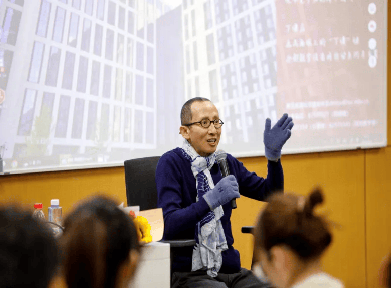 “请不要在我的墓前哭泣,我不在那里,也没有消失”