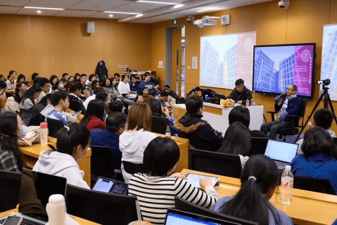 “请不要在我的墓前哭泣,我不在那里,也没有消失”