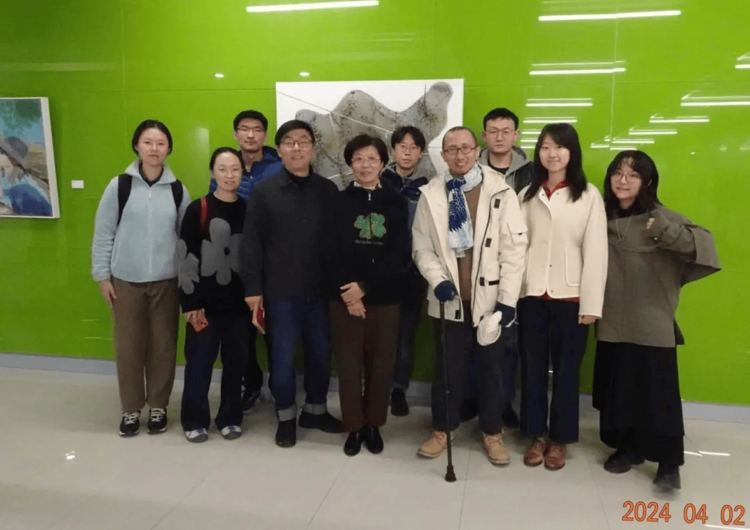 “请不要在我的墓前哭泣,我不在那里,也没有消失”