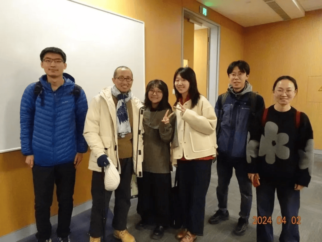 “请不要在我的墓前哭泣,我不在那里,也没有消失”