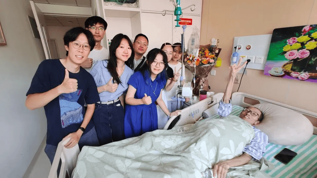 “请不要在我的墓前哭泣,我不在那里,也没有消失”