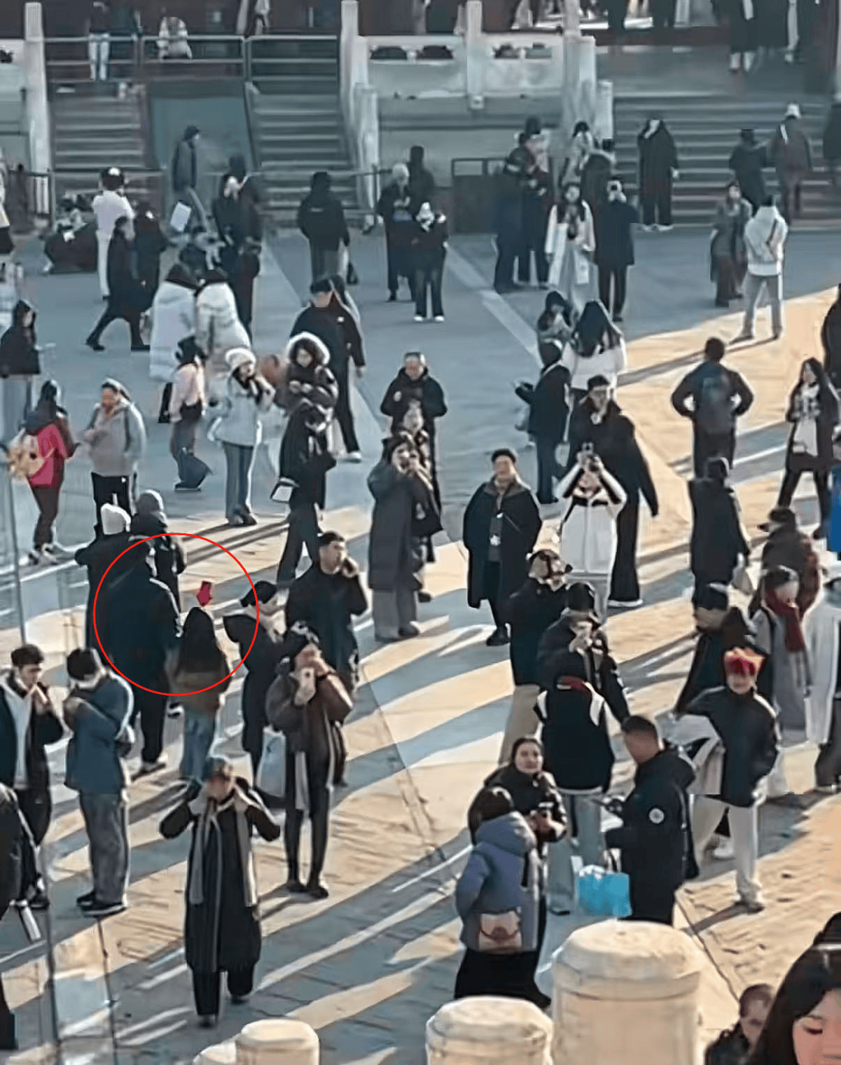 担心女儿“撒手没”,东北爸爸给女儿戴箭头发箍成“显眼包”:这肯定丢不了