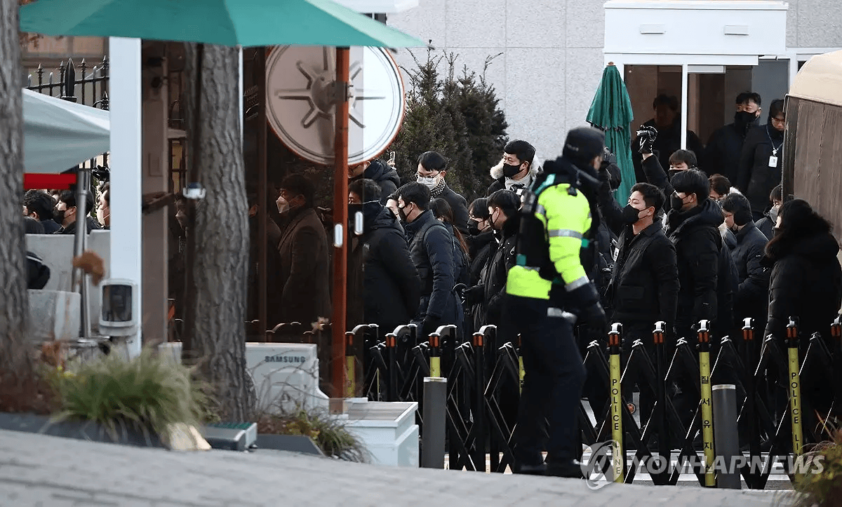 持续更新 | 调查人员突破韩国总统官邸两道阻拦线 未进入尹锡悦所在建筑