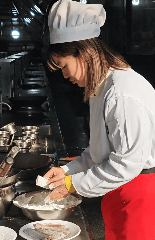 人间丨对话上技校学厨的清华女硕士：30多岁失业，跨行学颠勺“重启人生”