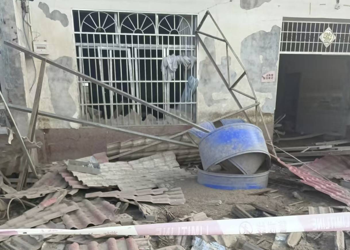 洞庭湖洪水后 老人重修儿子的婚房又将被拆除