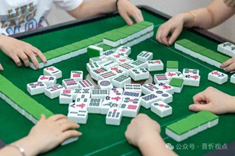 网友实名举报“女公职人员借走6万还赌债”，索要时遭其持剪刀自残威胁 官方：已介入调查