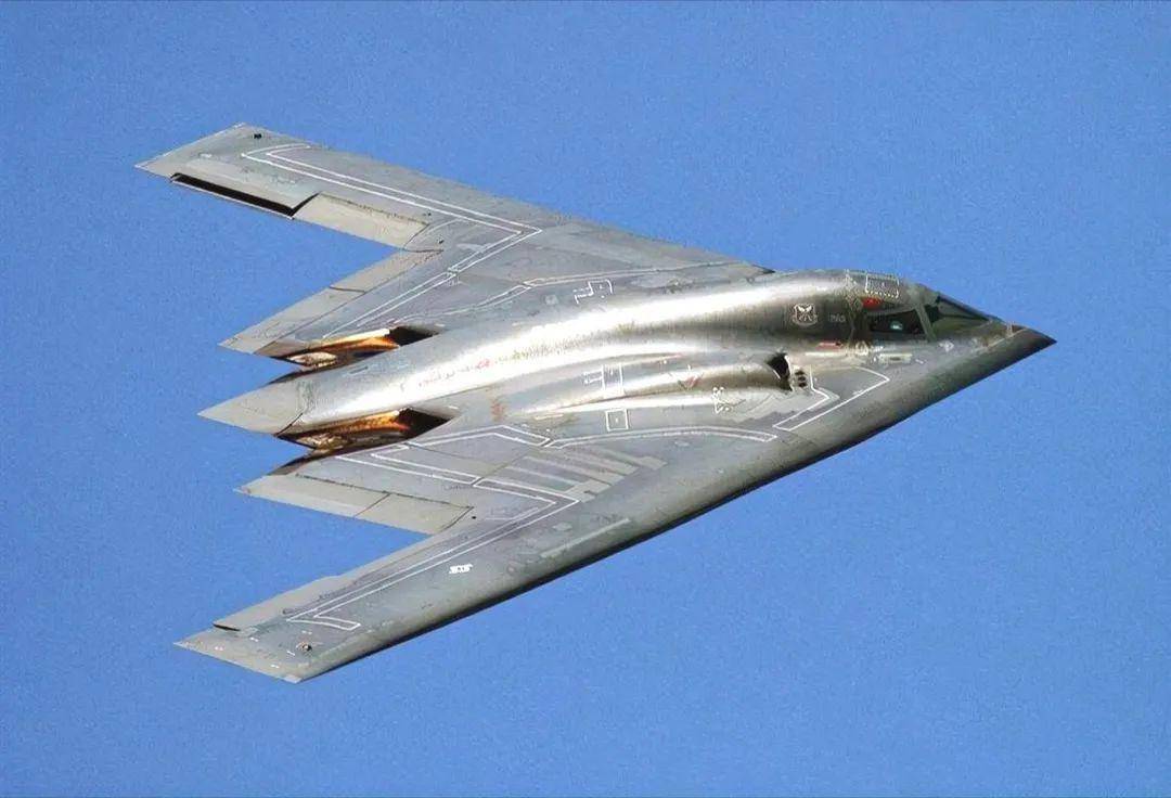 解放军锁死B-21隐形轰炸机,防御网密不透风,秘密武器很快量产