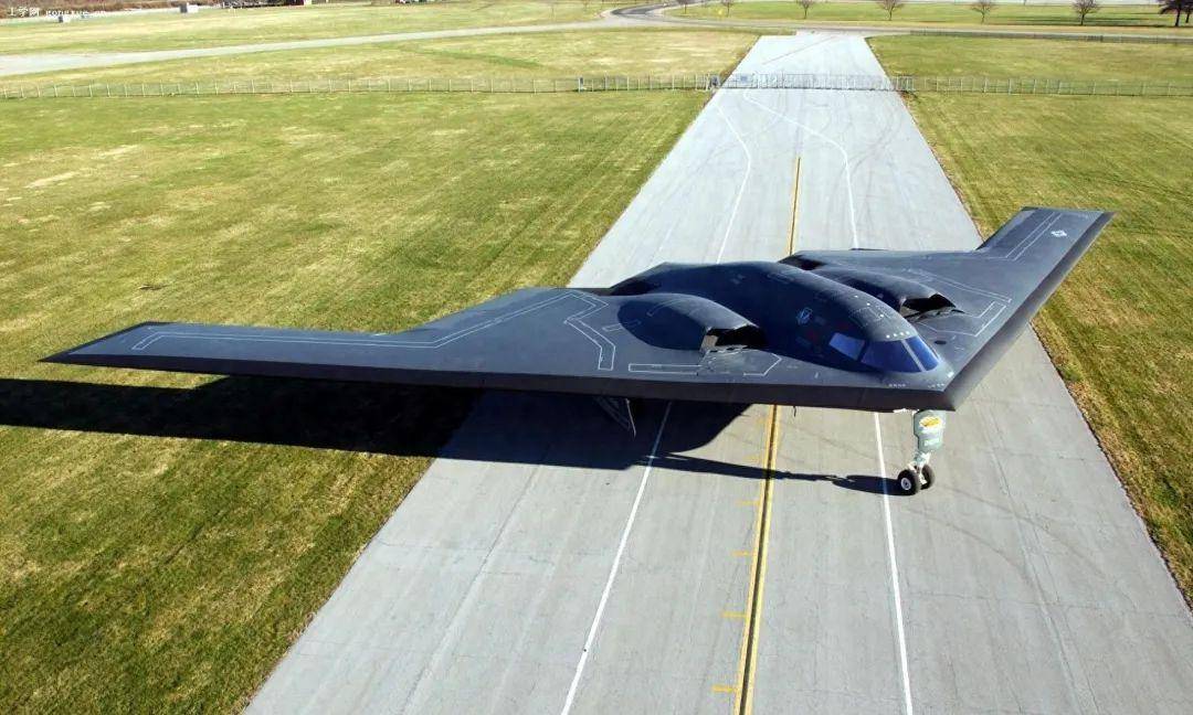 解放军锁死B-21隐形轰炸机,防御网密不透风,秘密武器很快量产