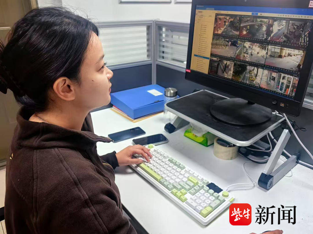 南京市雨花台区长虹路社区主任工作第一天就去和老人聊天