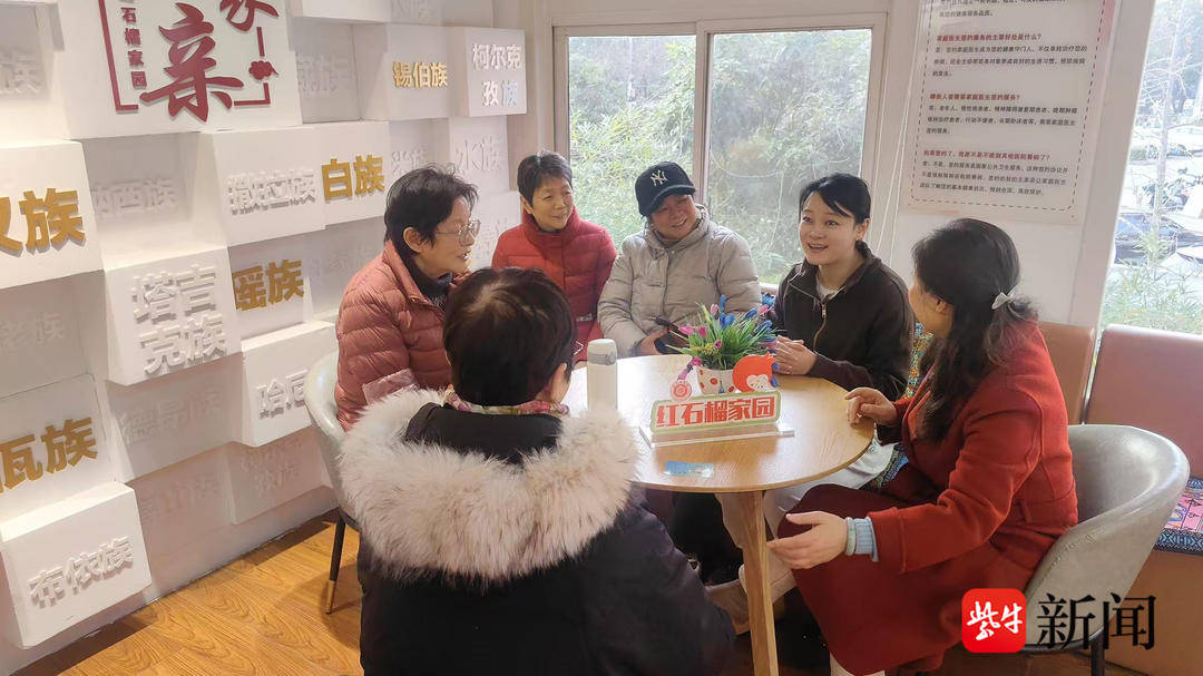 南京市雨花台区长虹路社区主任工作第一天就去和老人聊天