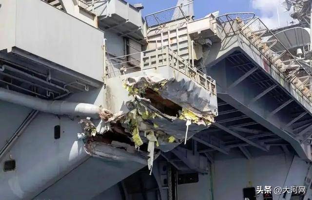 美军核动力航母,撞成这样了!