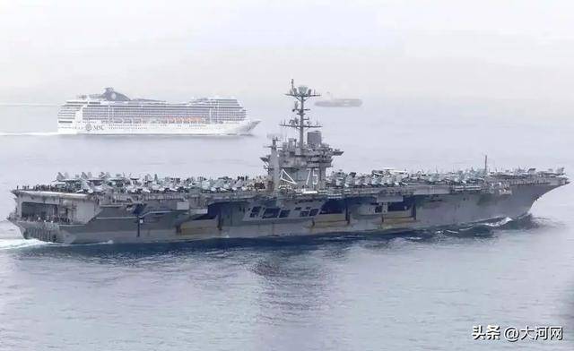 美军核动力航母,撞成这样了!