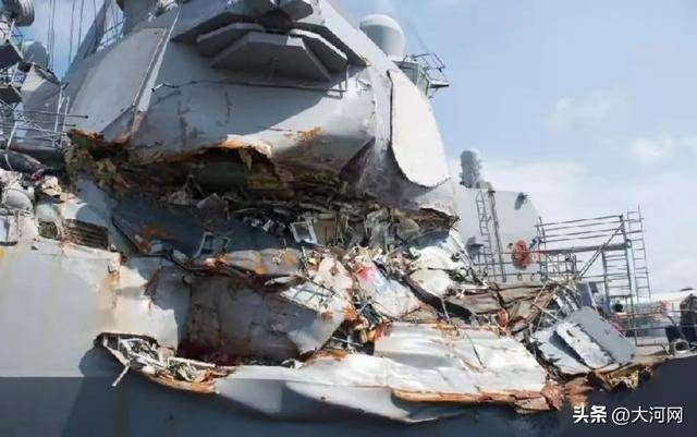 美军核动力航母,撞成这样了!