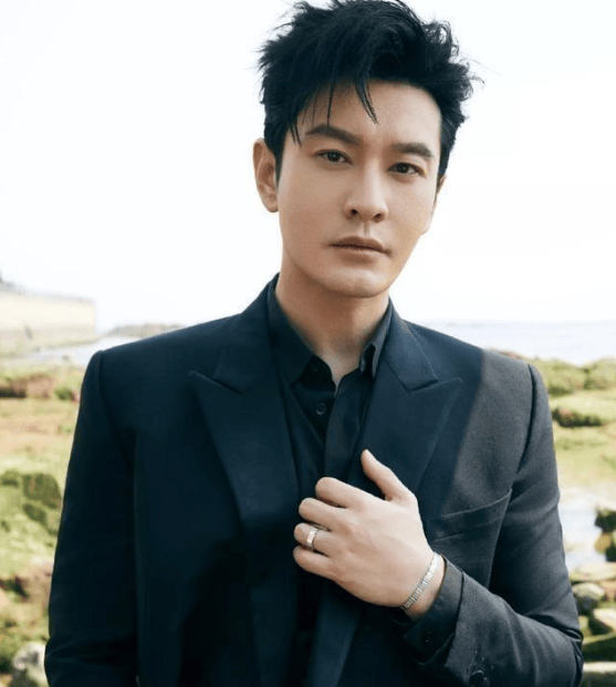 叶珂被曝顺利产女，黄晓明全程陪护激动落泪